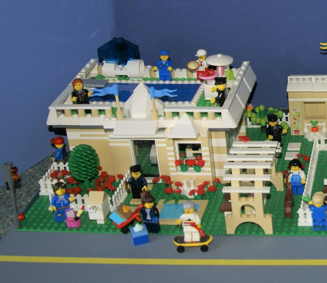 UNIQUE CUSTOM LEGO SET, POOL PARTY AT THE BERMUDA RANCH: 1101 PCS: 27, NOW RARE, RETIRED "TOWN" MINIFIGURES (1978-2010). HORSES, COLT, DOG, OWL, HOUSE, STABLES, GARDENS, FOUNTAIN, VEHICLES, BUGGIES, HARBOUR, MULTIPLE ACCESSORIES ETC (KIT 19)