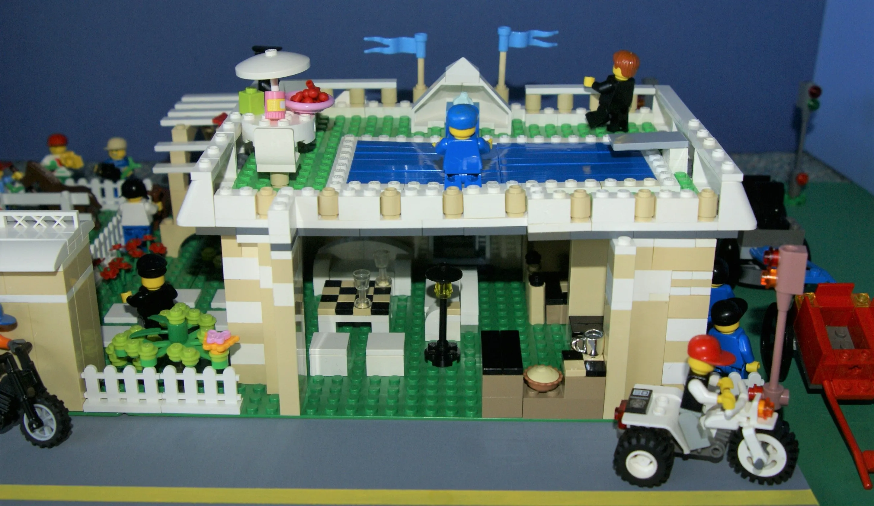 UNIQUE CUSTOM LEGO SET, POOL PARTY AT THE BERMUDA RANCH: 1101 PCS: 27, NOW RARE, RETIRED "TOWN" MINIFIGURES (1978-2010). HORSES, COLT, DOG, OWL, HOUSE, STABLES, GARDENS, FOUNTAIN, VEHICLES, BUGGIES, HARBOUR, MULTIPLE ACCESSORIES ETC (KIT 19)