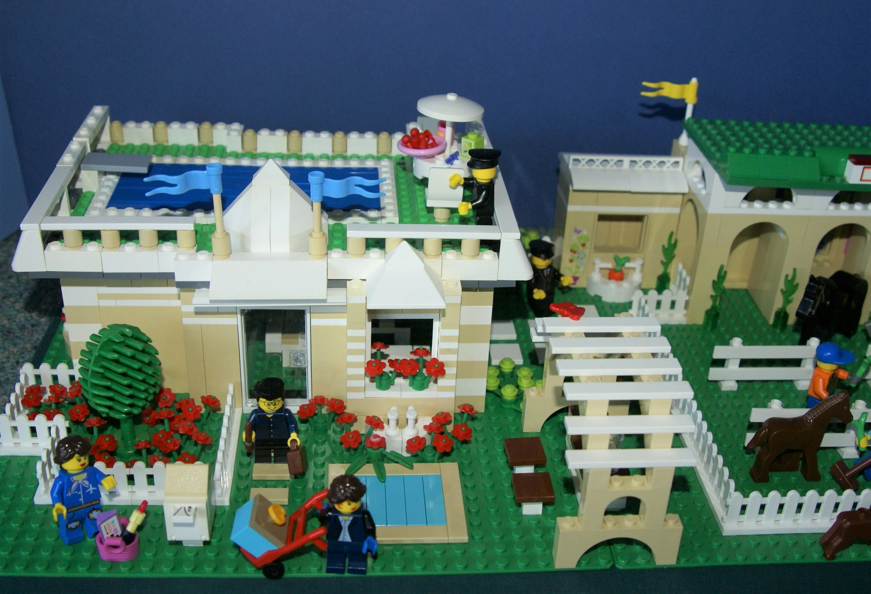 UNIQUE CUSTOM LEGO SET, POOL PARTY AT THE BERMUDA RANCH: 1101 PCS: 27, NOW RARE, RETIRED "TOWN" MINIFIGURES (1978-2010). HORSES, COLT, DOG, OWL, HOUSE, STABLES, GARDENS, FOUNTAIN, VEHICLES, BUGGIES, HARBOUR, MULTIPLE ACCESSORIES ETC (KIT 19)