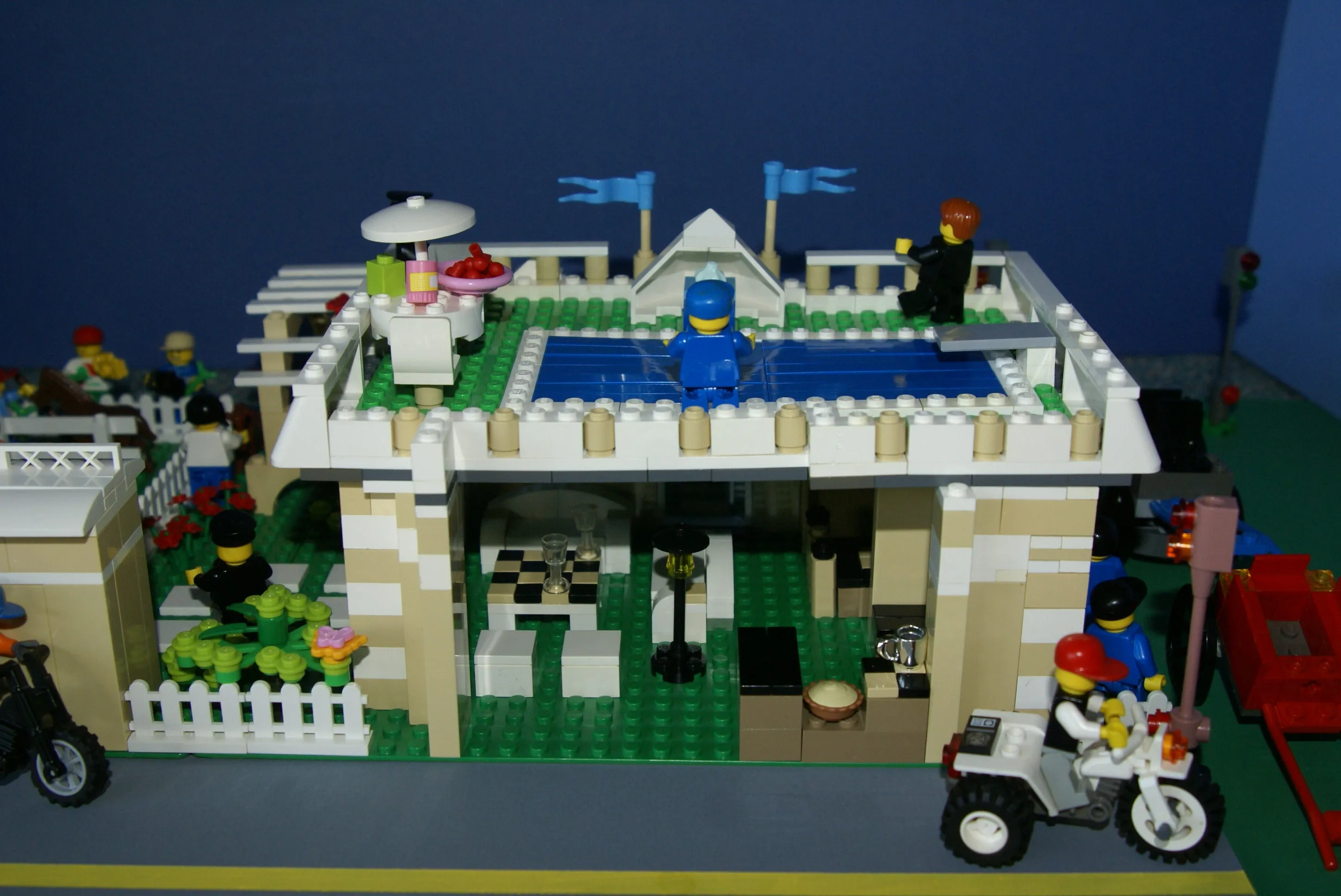 UNIQUE CUSTOM LEGO SET, POOL PARTY AT THE BERMUDA RANCH: 1101 PCS: 27, NOW RARE, RETIRED "TOWN" MINIFIGURES (1978-2010). HORSES, COLT, DOG, OWL, HOUSE, STABLES, GARDENS, FOUNTAIN, VEHICLES, BUGGIES, HARBOUR, MULTIPLE ACCESSORIES ETC (KIT 19)