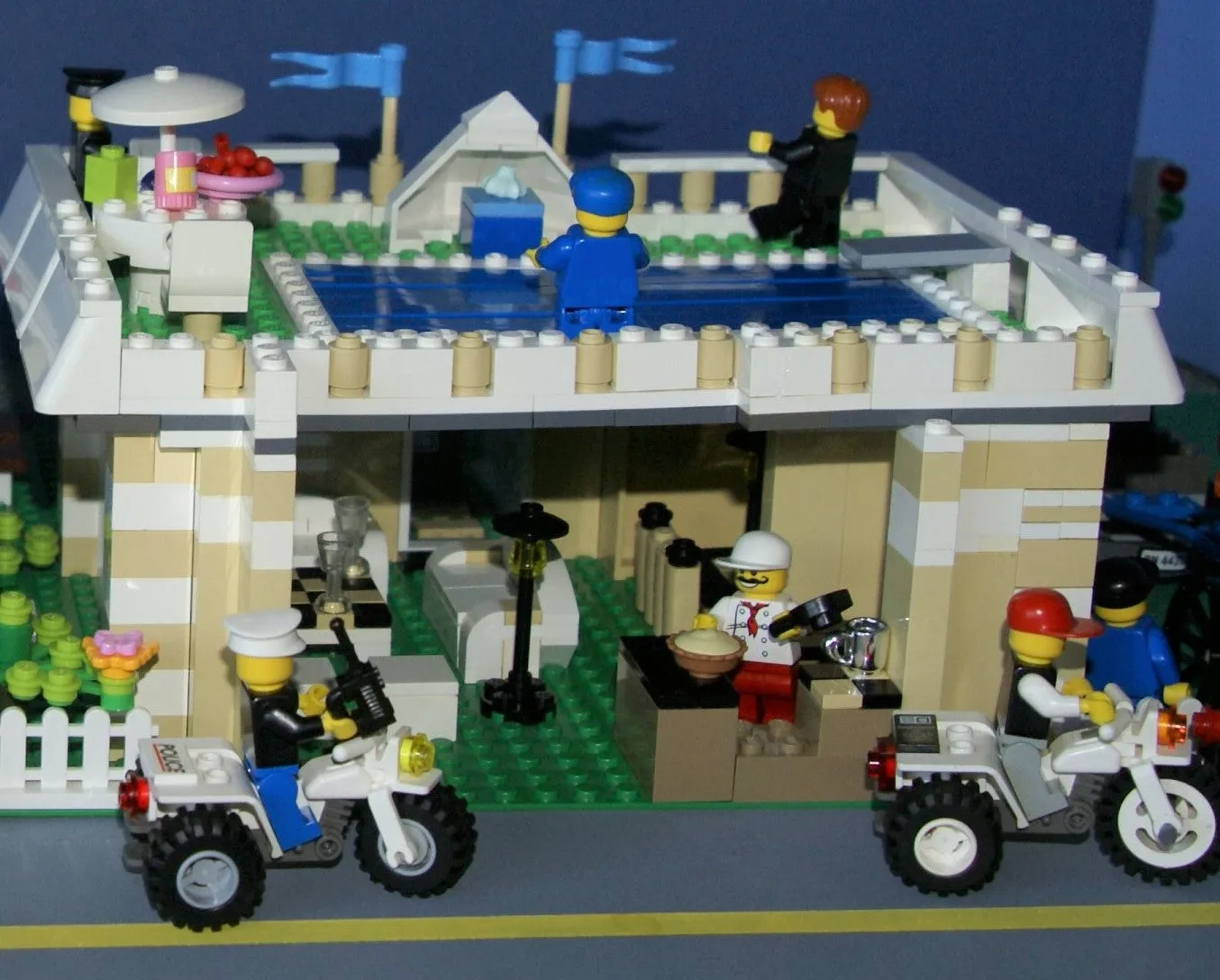 UNIQUE CUSTOM LEGO SET, POOL PARTY AT THE BERMUDA RANCH: 1101 PCS: 27, NOW RARE, RETIRED "TOWN" MINIFIGURES (1978-2010). HORSES, COLT, DOG, OWL, HOUSE, STABLES, GARDENS, FOUNTAIN, VEHICLES, BUGGIES, HARBOUR, MULTIPLE ACCESSORIES ETC (KIT 19)