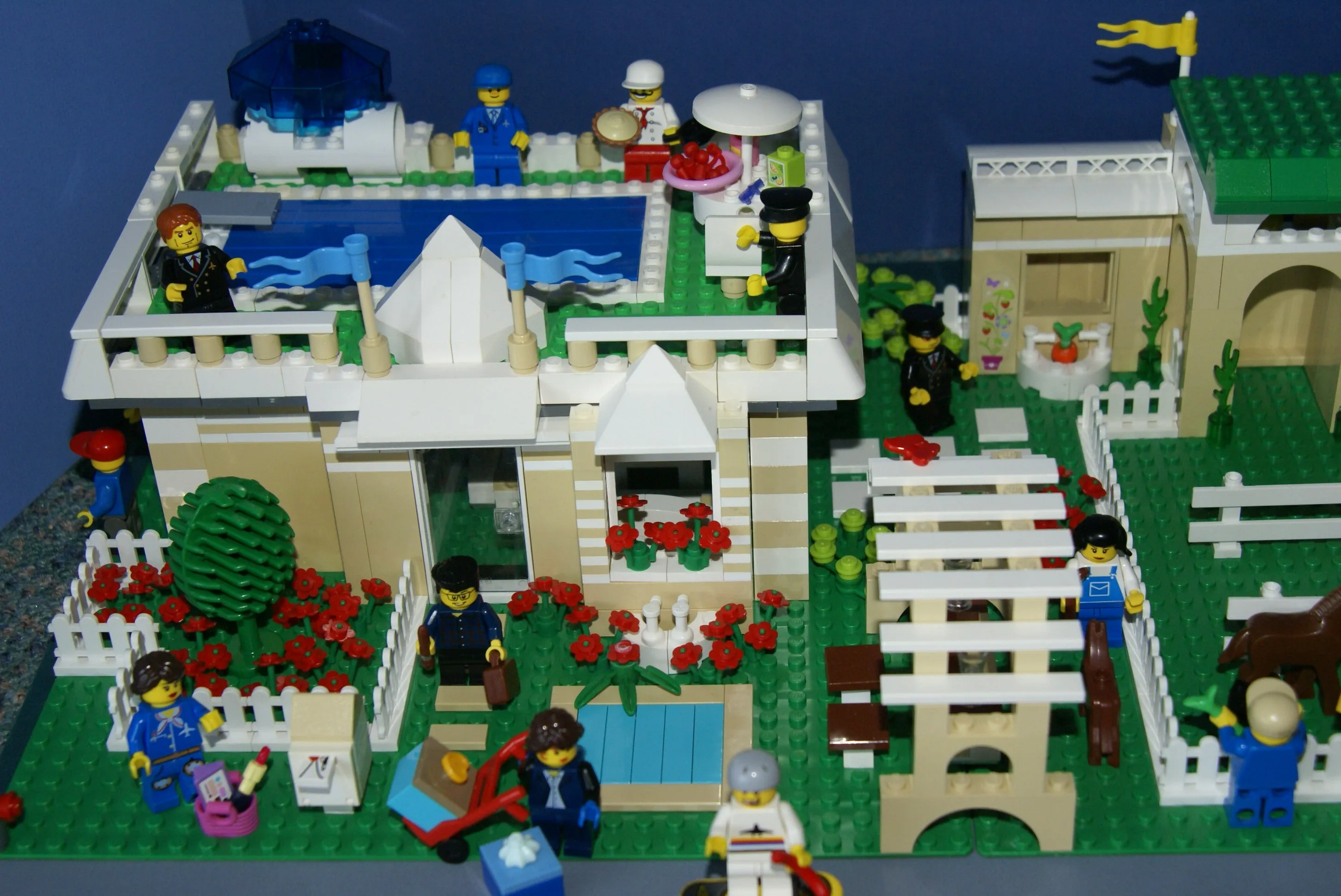 UNIQUE CUSTOM LEGO SET, POOL PARTY AT THE BERMUDA RANCH: 1101 PCS: 27, NOW RARE, RETIRED "TOWN" MINIFIGURES (1978-2010). HORSES, COLT, DOG, OWL, HOUSE, STABLES, GARDENS, FOUNTAIN, VEHICLES, BUGGIES, HARBOUR, MULTIPLE ACCESSORIES ETC (KIT 19)